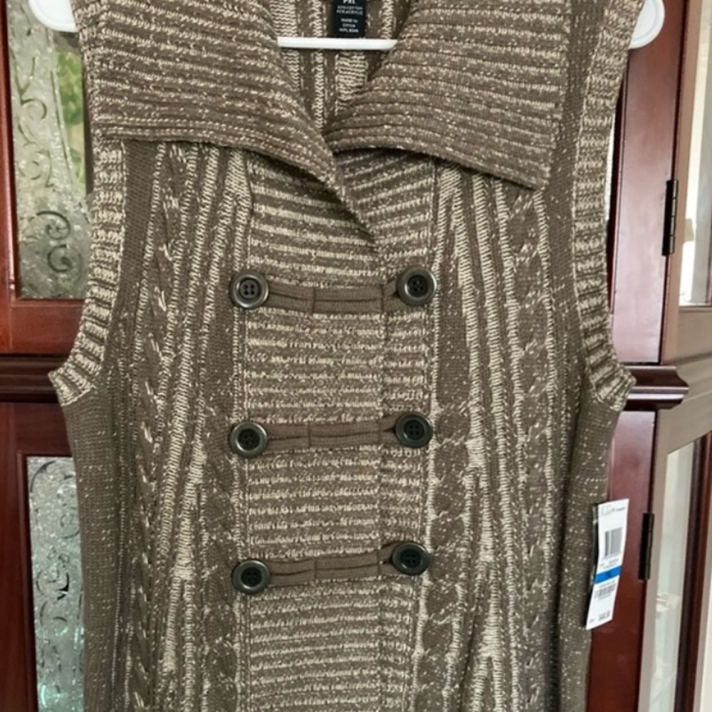 NWT toggle like  knit vest  New Style &Co toggle style (round)button vest